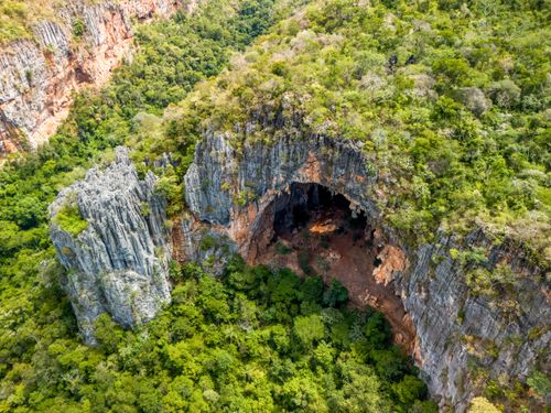 Vista de drone da Lapa Rezar - Parque Nacional Cavernas do Peruaçu - transição dos biomas caatinga e cerrad