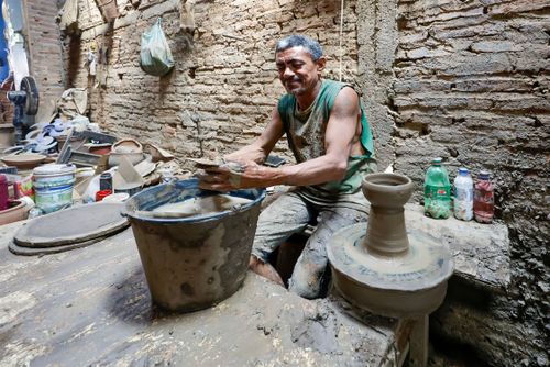 Artesão modelando peça em argila no torno de sua oficina de cerâmica - Polo Cerâmico Artesanal do Poti Vel