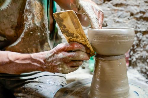 Artesão modelando peça em argila no torno de sua oficina de cerâmica - Polo Cerâmico Artesanal do Poti Vel