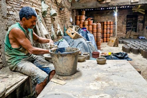 Artesão modelando peça em argila no torno em sua oficina de cerâmica - Polo Cerâmico Artesanal do Poti Vel