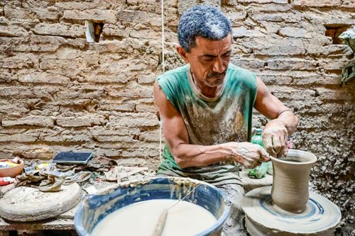 Artesão modelando peça em argila no torno de sua oficina de cerâmica - Polo Cerâmico Artesanal do Poti Vel