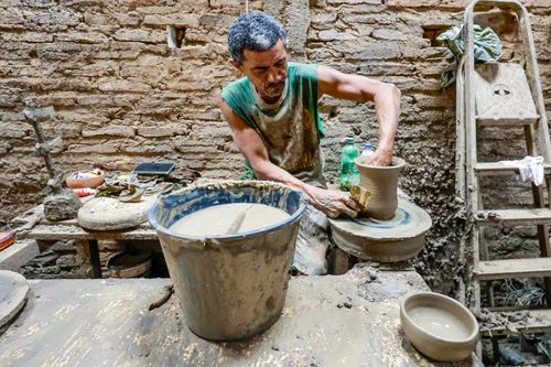 Artesão modelando peça em argila no torno de sua oficina de cerâmica - Polo Cerâmico Artesanal do Poti Vel