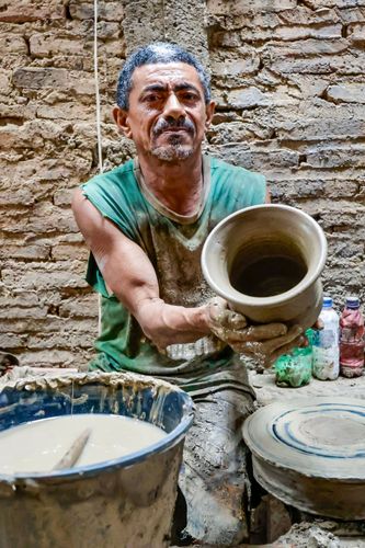 Artesão exibe peça em argila modelada no torno em sua oficina de cerâmica - Polo Cerâmico Artesanal do Pot