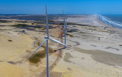 Vista de drone de Parque Eólico na Praia do Barro Vermelho - Pequenos Lençóis Maranhenses