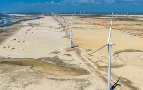 Vista de drone de Parque Eólico na Praia do Barro Vermelho - Pequenos Lençóis Maranhenses