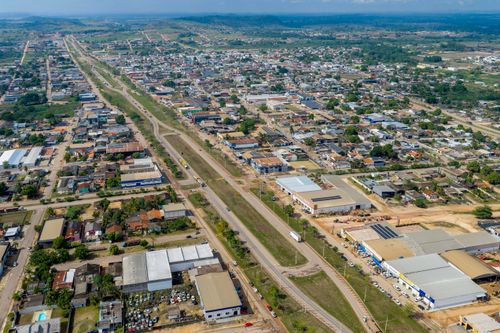 Vista de drone da Rodovia BR-163 cortando o município