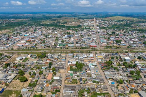 Vista de drone de moradias da cidade cortada pela Rodovia BR-163
