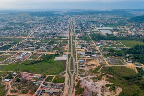 Vista de drone da Rodovia BR-163 cortando o município