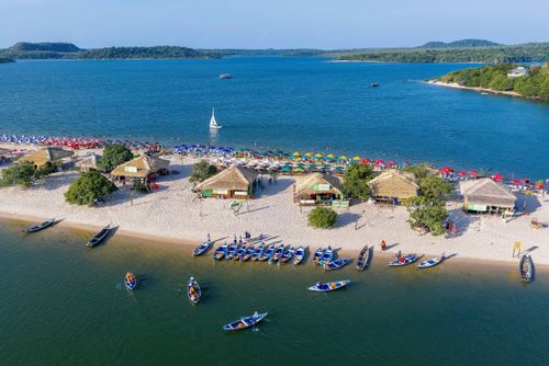 Vista de drone da praia do Amor em Álter do Chão