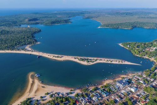 Vista de drone da praia do Amor em Álter do Chão 