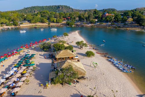 Vista de drone da praia do Amor em Álter do Chão