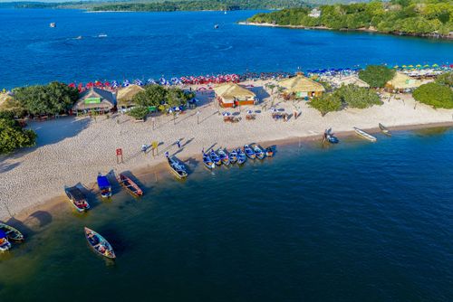 Vista de drone da praia do Amor em Álter do Chão