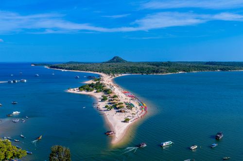 Vista de drone da praia do Amor em Áter do Chão