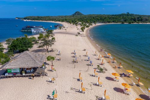 Vista de drone da praia do Amor em Álter do Chão