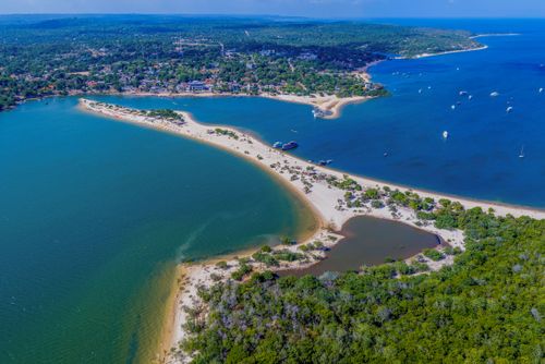 Vista de drone da praia do Amor em Álter do Chão