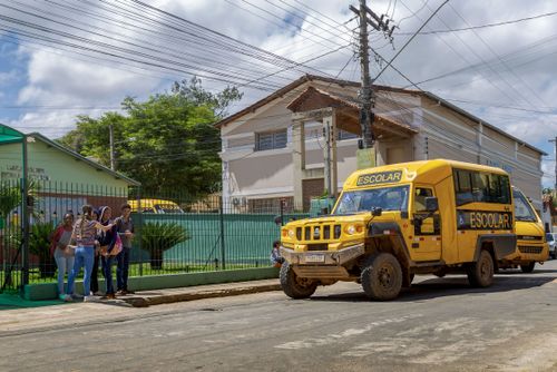 Veículo escolar 4x4 usado no transporte de alunos em locais de difícil acesso - zona rural - Escola Municipa
