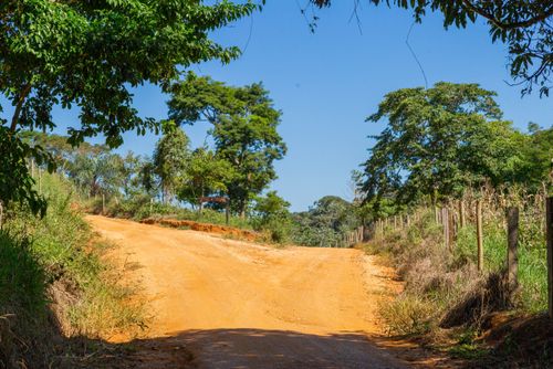 Bifurcação de estrada na zona rural