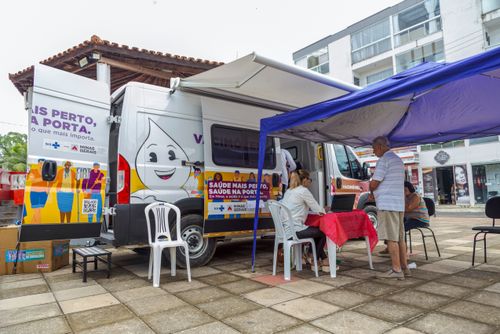 Campanha de vacinação contra covid-19 e gripe com o vacimóvel na Praça Antônio Carlos