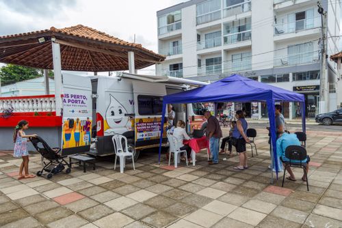 Vacinação contra covid-19 e gripe com o vacimóvel na Praça Antônio Carlos