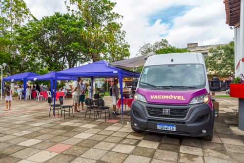 Vacimóvel usado durante campanha de vacinação contra covid-19 e gripe na Praça Antônio Carlos