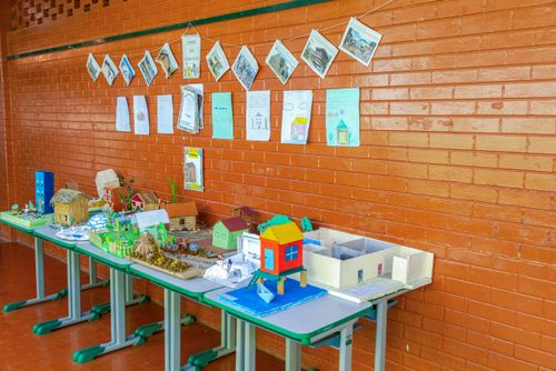 Trabalho escolar - cartazes e maquetes feitos por alunos da Escola Municipal Ministro Odilon Braga