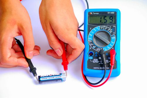 Voltímetro - medição de potencial elétrico ou tensão elétrica de pilha alcalina