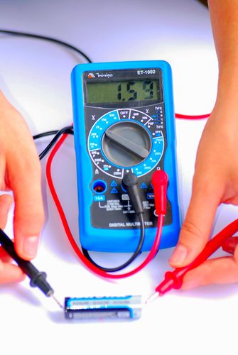 Voltímetro - medição de potencial elétrico ou tensão elétrica de pilha alcalina