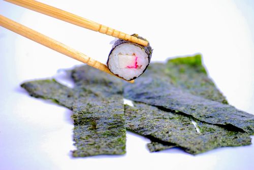 Nori - folhas prensadas de alga marinha usadas no preparo de sushi - iguaria japonesa com arroz e kani kama