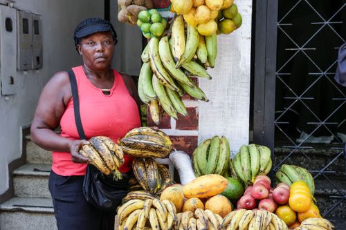 Haitiana imigrante vendedora ambulante de frutas no centro 