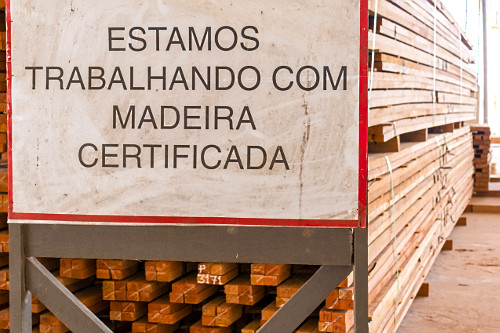 Peças de madeira extraidas de manejo florestal em serraria e beneficiamento na região amazônia