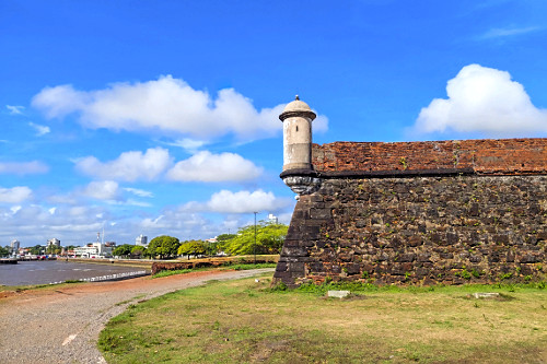 Muralha e guarita da Fortaleza de São José de Macapá - construção inaugurada em 1782 - margem da foz do r