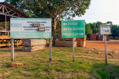 Placa informa 95 dias trabalhados sem acidentes com afastamento em serraria