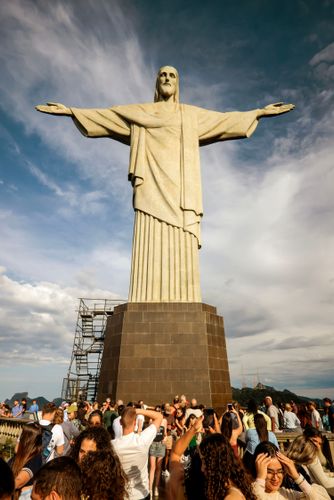 Turistas no Cristo Redentor fotografando a estátua em estilo art déco