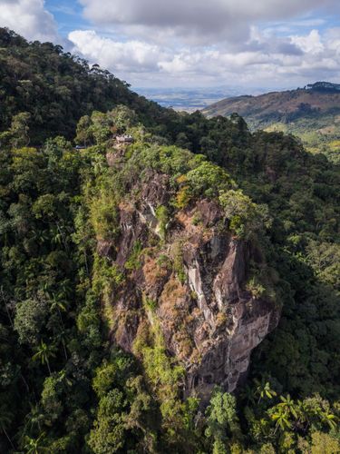 Vista de drone do Mirante do Último Adeus cercado por mata atlântica no Parque Nacional do Itatiaia