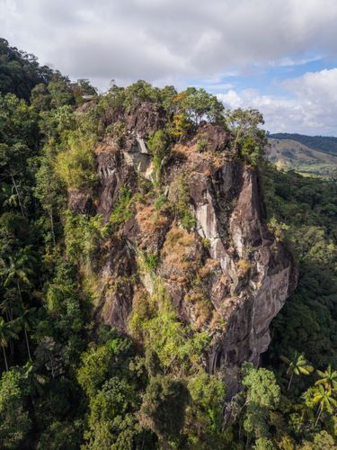 Vista de drone do Mirante do Último Adeus cercado por mata atlântica no Parque Nacional do Itatiaia