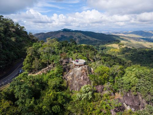 Vista de drone do Mirante do Último Adeus cercado por mata atlântica no Parque Nacional do Itatiaia