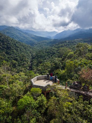 Vista de drone do Mirante do Último Adeus cercado por mata atlântica no Parque Nacional do Itatiaia