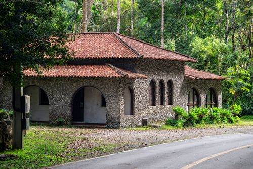 Casa do Seixos revestida de pedras no Parque Nacional do Itatiaia