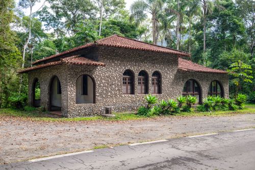 Fachada da Casa do Seixos revestida de pedras no Parque Nacional do Itatiaia