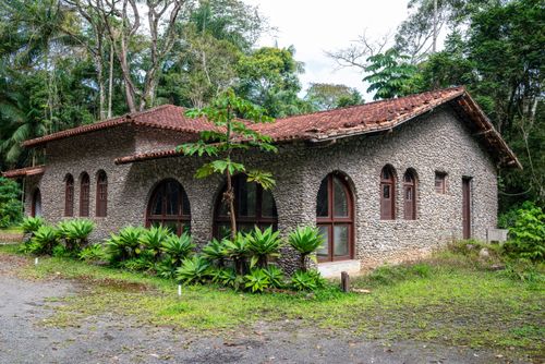 Casa do Seixos revestida de pedras no Parque Nacional do Itatiaia