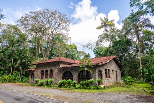 Fachada da Casa do Seixos revestida de pedras no Parque Nacional do Itatiaia