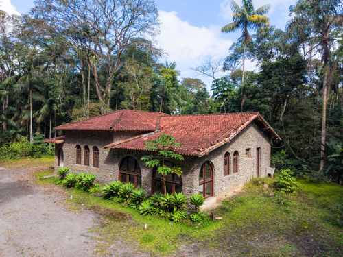 Vista de drone da Casa do Seixos revestida de pedras no Parque Nacional do Itatiaia