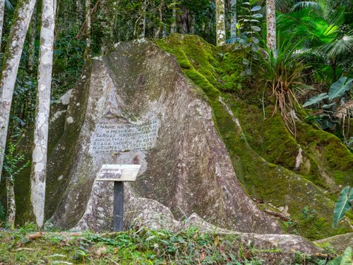 Pedra de Fundação do Parque Nacional do Itatiaia criado em 1937 - primeiro do Brasil
