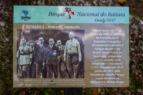 Placa com informações sobre a Fundação do Parque Nacional do Itatiaia criado em 1937 - primeiro do Brasil