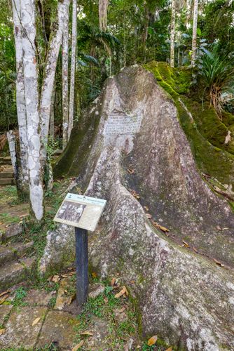 Pedra de Fundação do Parque Nacional do Itatiaia criado em 1937 - primeiro do Brasil