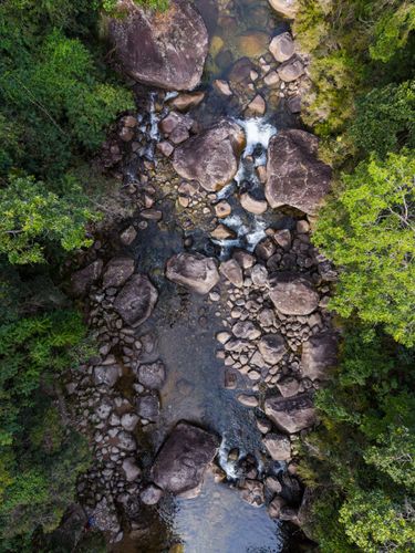 Vista de drone de rio na parte baixa do Parque Nacional do Itatiaia no Parque Nacional do Itatiaia
