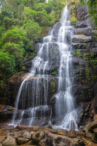 Cachoeira Véu da Noiva na parte baixa do Parque Nacional do Itatiaia no Parque Nacional do Itatiaia