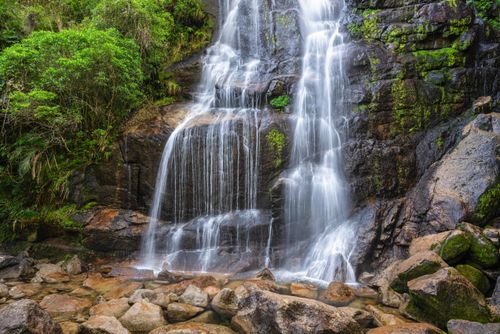 Cachoeira Véu da Noiva na parte baixa do Parque Nacional do Itatiaia no Parque Nacional do Itatiaia