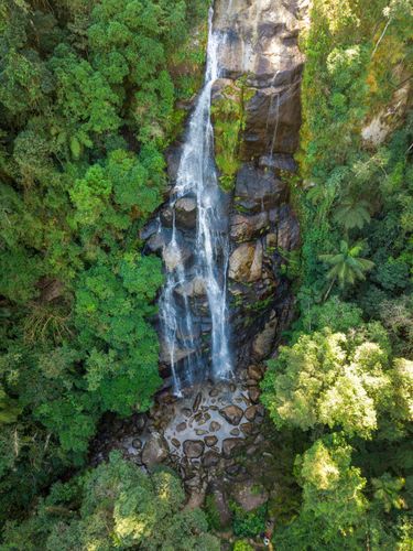Vista de drone da Cachoeira Véu da Noiva na parte baixa do Parque Nacional do Itatiaia no Parque Nacional do