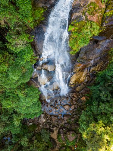 Vista de drone da Cachoeira Véu da Noiva na parte baixa do Parque Nacional do Itatiaia no Parque Nacional do